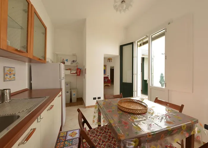 Vacation With Private Pool, Casa vacanze